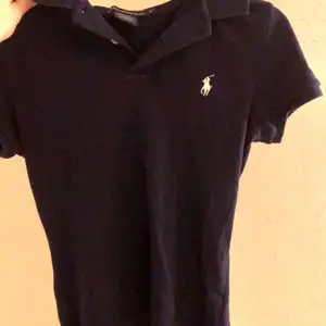 T-shirt från Ralph Lauren i stork S (slim fit) sitter hyfsat tajt på kroppen & har en bra passform efter kroppen.