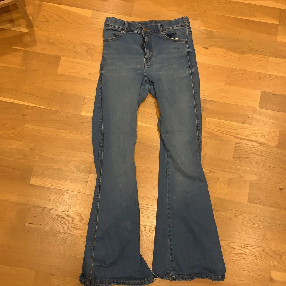Ljusblå dr denim jeans, sitter jättesnyggt, men som inte kommer till användning längre. Strl M/30 men skulle säga att dom passar till både mindre o större storlekar för dom är jättestretchiga!! . Jeans & Byxor.
