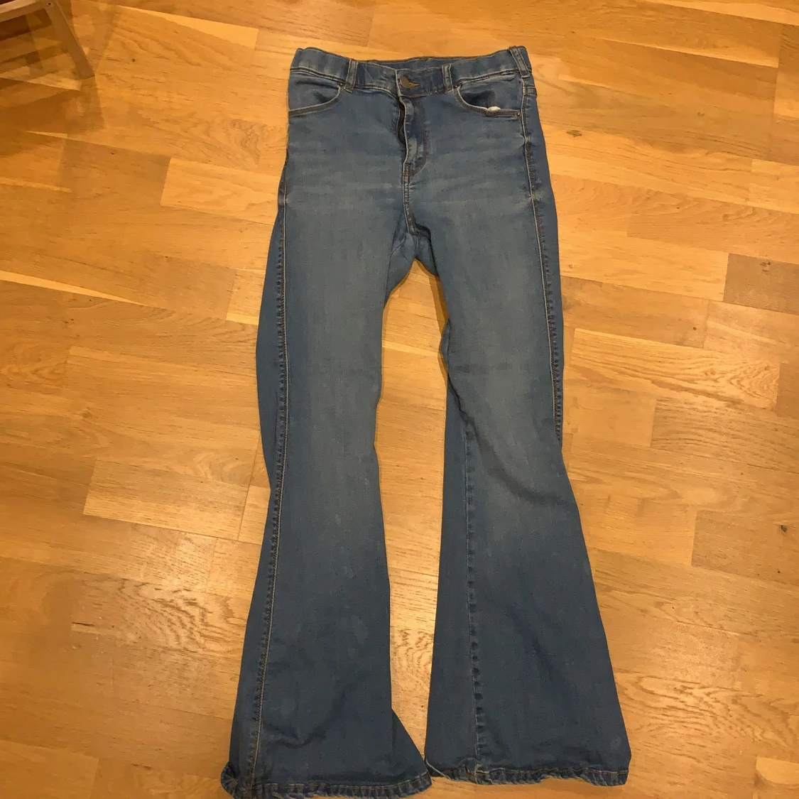 Ljusblå bootcut jeans