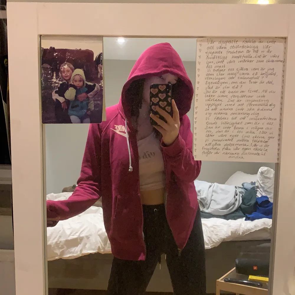 skitsnygg nike zip hoodie, lila/rosa/röd hahah. skulle gissa på strl M typ, snygg oversized. Hoodies.