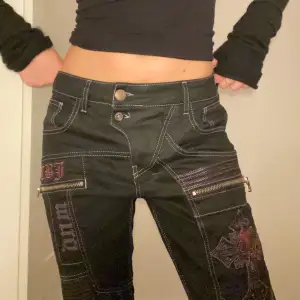 jätte coola jeans, köpte dom secondhand och dom passar mig som har storlek 36 elr 27/34 i jeans. älskar dom här:) köp direkt för 600 kr + 66 kr frakt