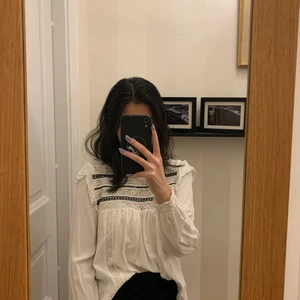 Vit blus med spets - Vit långärmad blus med detaljer i spets. Köpt på HM och nästan helt oanvänd. Superfin att ha till både kjol, kostymbyxor och jeans.                                                     Skick: Nyskick