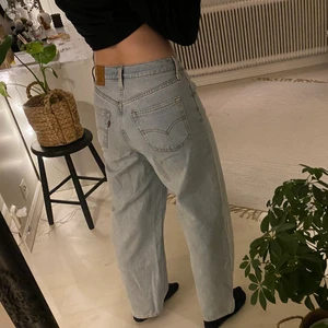 Levi’s jeans - Baggy levi’s jeans 👖 Jag är 165 cm🤍 Jättefin tvätt och inga defekter alls! Frakt tillkommer💗