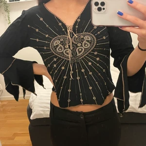 Bohemisk tröja - Snygg bohemiskt tröja som inte kommer till användning längre. Den har en superfin passform och väldigt bekvämt tyg. Blommorna har även små stenar. Tröjan är i storlek L men passar Xs/S.