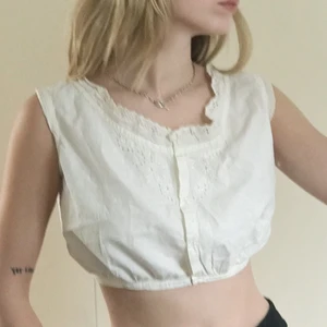 Vintage topp 1900-tal - Vintage topp, magtröja med knäppning fram. Från tidigt 1900 tal.