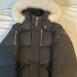 Moose knuckles strl S - Säljer min mosse nuckles jacka pågrund av att den inte kommer till användning (inte min typ längre). Haft i 1 vinter och den har varken skador eller några konstigheter. Ordinarie pris 10 000kr men säljer för 5500 Kvitto finns.