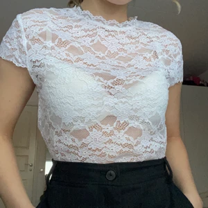 Topp i spets (finns även i svart) - Topp från Zara i spets, finns även i samma storlek och skick i svart. 