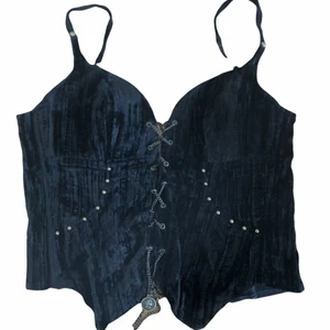 svart unik korsett y2k alt - den har justerbara band och går även att justera med ”spännen” bakifrån. modellen på bilden har byst 75B. tidigt 2000-tal. passar storlek S och M. möts upp i stockholm eller fraktar. *köpare står för frakt och swishar innan plagget fraktas🌸