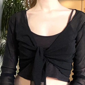 Super snygg mesh kofta - Lite 2000-tals vibe på denna korta kofta som är köpt på Humana secondhand för ett tag sedan. Bara testad på, aldrig använd. Uppfattar den som att vara i bra kvalite och inte lika ”skör” som vissa mesh material. Skriv vid intresse. 