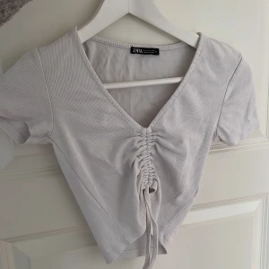 Zara crop top - Dåligt ljus men den är helt vit och endast använd fåtal gånger. Snörena går att både spänna in och ut.