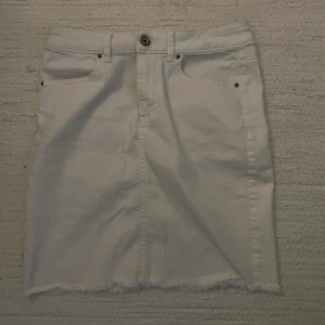 Vit kjol från Pieces - Vit tight kjol från pieces.