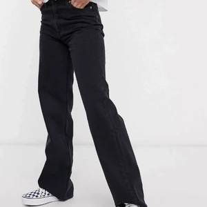 Monki Yoko jeans🌟 - Populära, slutsålda Yoko jeans från monki🌟 Inga synliga slitningar. Storlek 24w🤩 köp direkt för 150kr