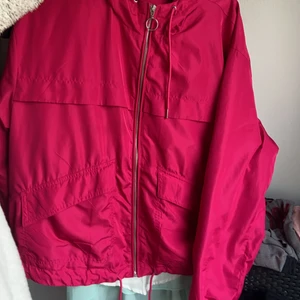 Jacka - Rosa jacka.Kan passa alla storlekar S till XL eftersom den är väldigt stretchig och har resår för att justera storleken‼️. Köpte den från h&m.  Kan diskutera priset om du vill eller skicka fler bilder!💗