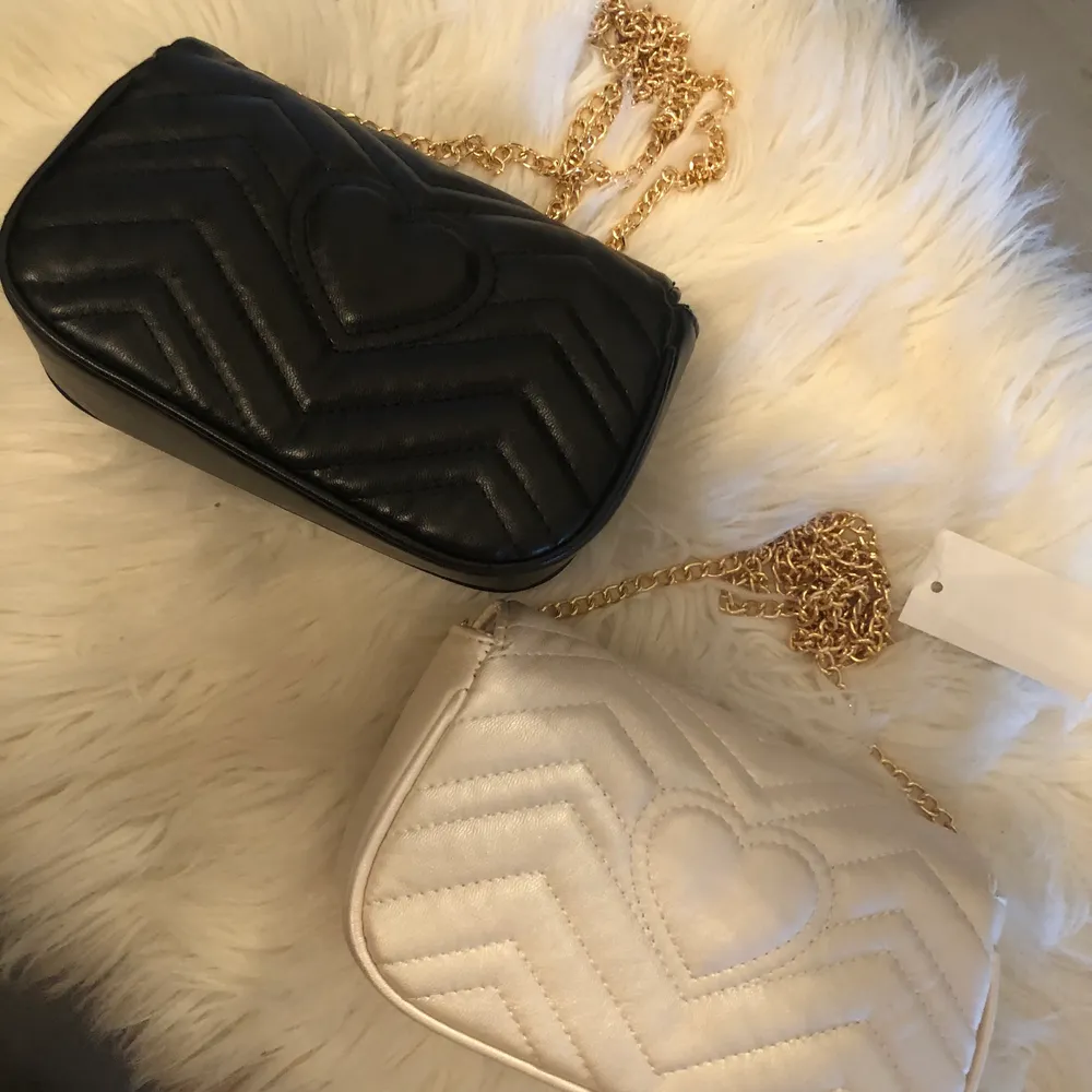 🌸A-kopia Gucci väska köpt utomlands. Den vita har en defekt (fläck under GG) och säljs för 150kr. Aldrig använda Nypris 400krst🌸. Väskor.