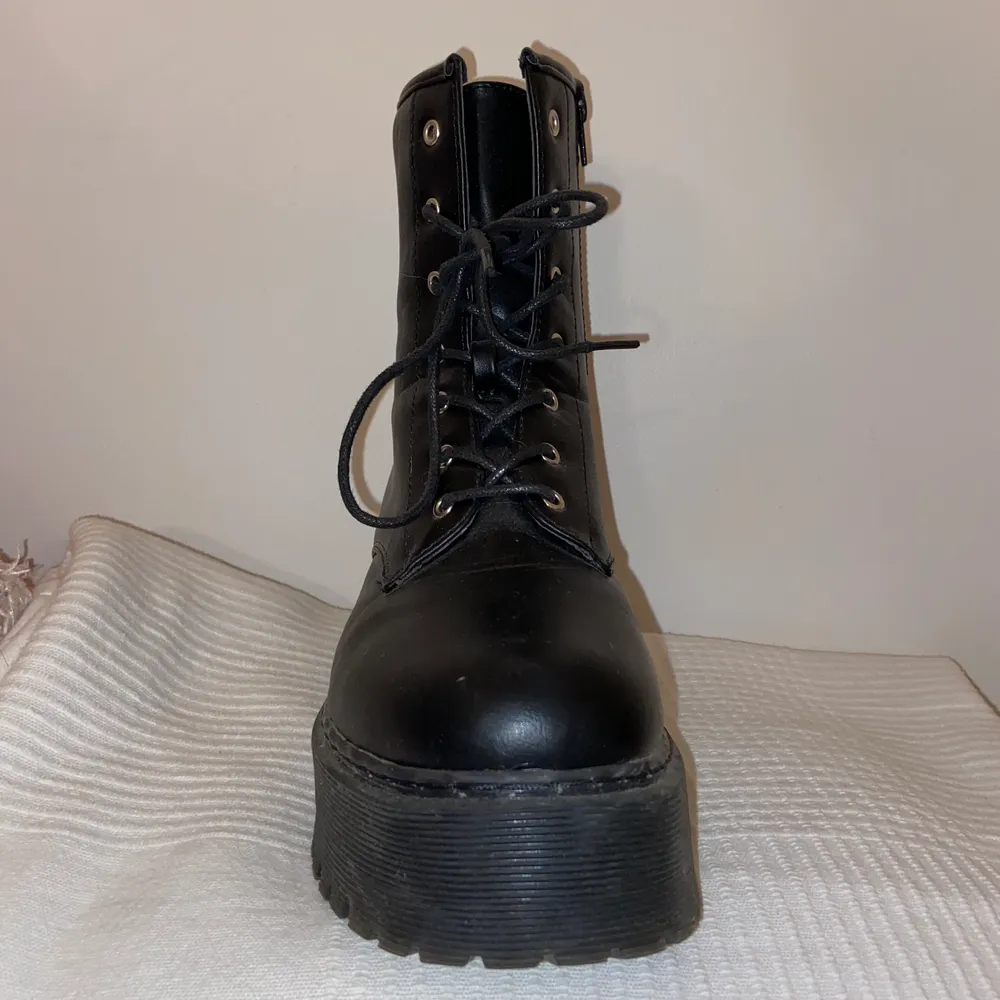 Skitsnygga boots från Boohoo som tyvärr inte kommer till användning längre. Storlek 38 men skulle säga att de passar en 39 bättre då jag med 38 tycker dom är rätt stora i tårna. Använda ca 3/4 gånger, köpta för 800kr! Priset är inklusive frakt. . Skor.
