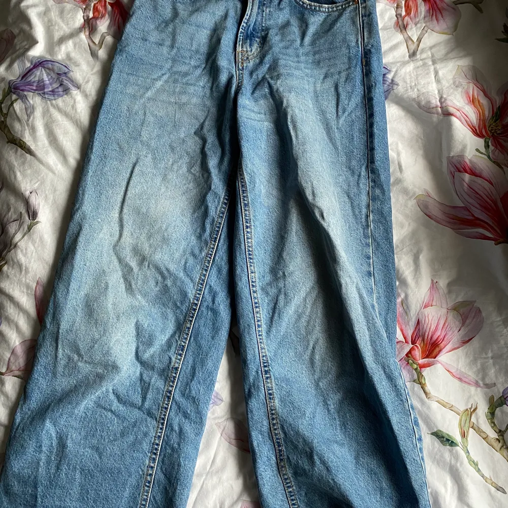  wide leg jeans endear använda ett par gånger och därför i nyskick. tror jag köpte dem på monki men inte helt säker. Jeans & Byxor.