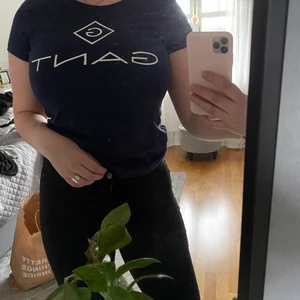 Marinblå Gant T-shirt - Jag säljer denna marinblåa Gant T-shirten, aldrig använts men prislappen sitter inte på. Den kommer från ett rökfritt hem och tvättas alltid innan den skickas och har du fler frågor är de bara att höra av dig.