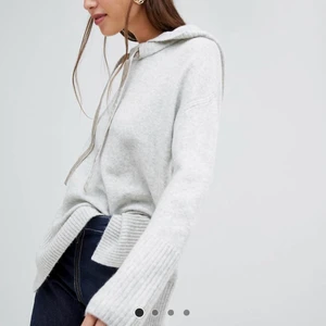 Stickad hoodie - Stickad hoodie från river island i storlek s knappt använd 