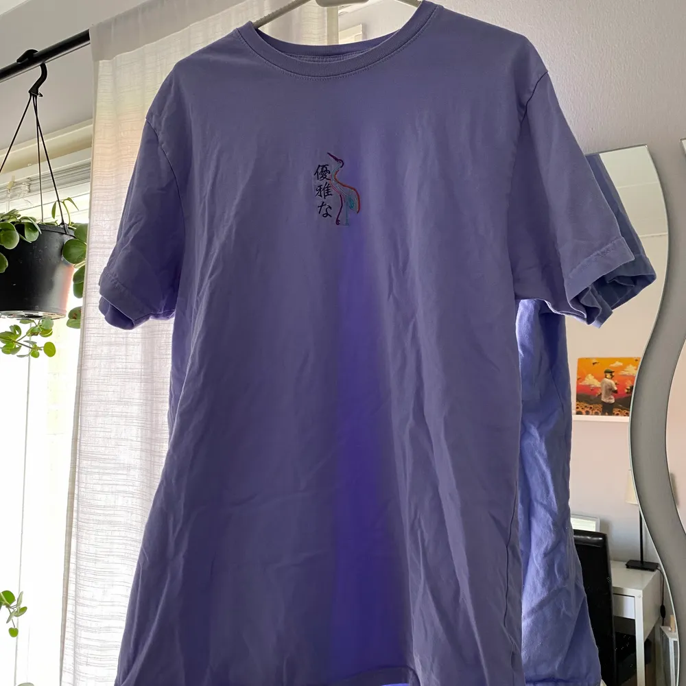 Lila oversized t-shirt i storlek L köpt i USA på Urban Outfitters, typ aldrig använd. T-shirts.