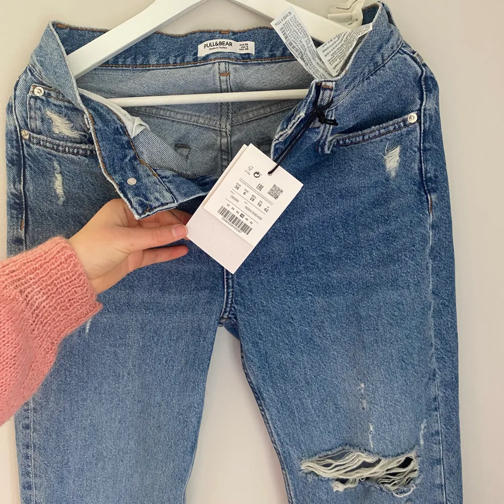 Helt nya jeans från Pull & Bear. Slits och lite utsvängda ner till. Slitningar. Perfekt skick. Storlek 38. Jeans & Byxor.