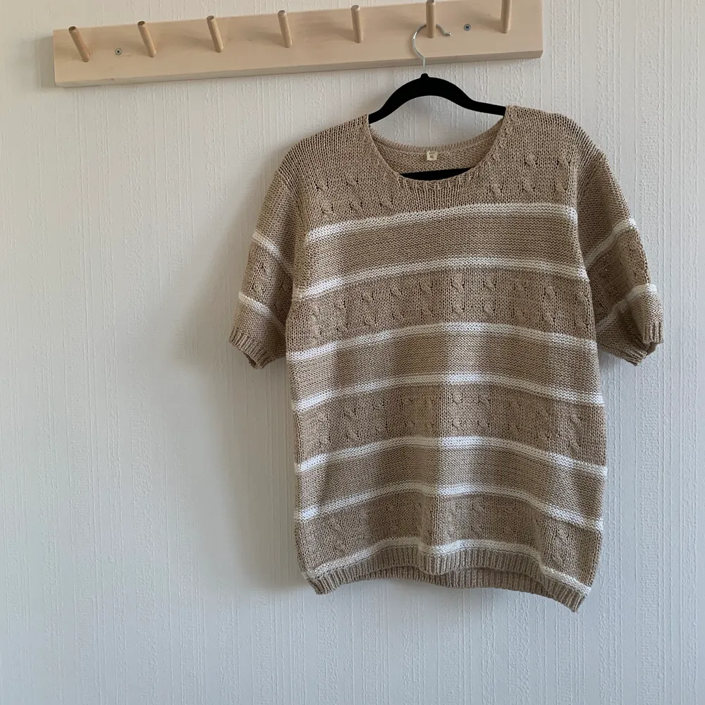 Cute, vintage sweater in T-shirt shape. Beatiful beige colour with nice knitted details. Also cute as an oversized fit. . Stickat.