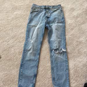 Snygga jeans ”perfect jeans” från gina tricot i strl 36 med slitningar