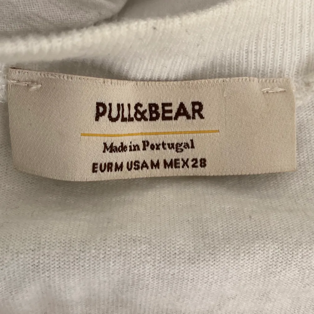 Snygg t-shirt från Pull&Bear i stl M, endast använd ett fåtal gånger,. T-shirts.