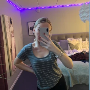 T-shirt  - Randig tröja från bikbok 