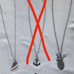 Halsband med lång kedja  - Säljer 3 halsband med lite längre kedjor. För mer info eller bilder skriv till mig i dm✨ 1. 15kr 2. 10kr 3. 20kr ❌ halsband 2 är såld❌