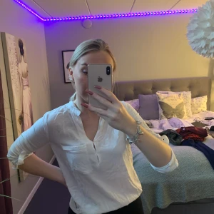 Blus - Vit blus från New yorker, den är lite längre där bak som ni kan se på 2 bilden