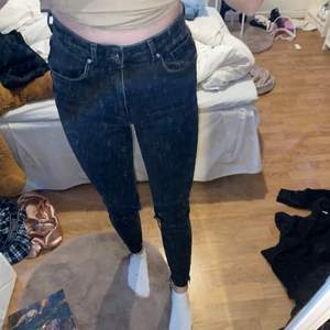 Svarta jeans från Gina tricot med hål på knäna, köpare står för frakt (62kr)