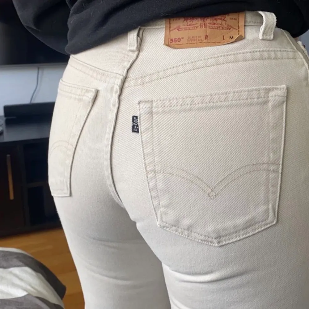  Jag säljer mina beige Levis jeans 550 för dom blivit lite försmå för mig. De är i stolek S och jag är ungefär 1,60cm lång. Budgivning sker i kommentarerna💜. Jeans & Byxor.