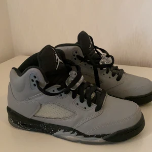 Jordan 5 Retro Wolf Grey - Hörni!! Ett par till Jordans i lagret😍 Dessa gråa air jordans i storlek EUR 38 säljer vi för 500kr. Orginalpriset låg på ca 1100kr och nuvarande pris ligger runt 1500kr. You know the drill, kommentera/skicka meddelande vid intresse och frågor! 
