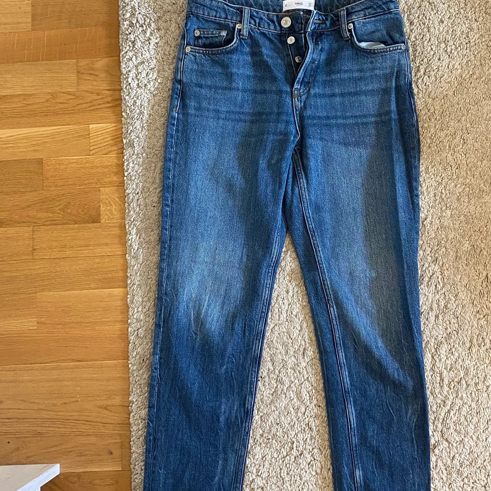 Säljer supersnygga jeans från mango!💜 Köpta för ett år sedan men har används endast ett fåtal gånger. Sköna och sitter superfint över rumpan och benen. Säljer pga ja har för många jeans just nu. Kan skicka flera bilder vid intresse!💜 (FRAKT INGÅR)!💜. Jeans & Byxor.