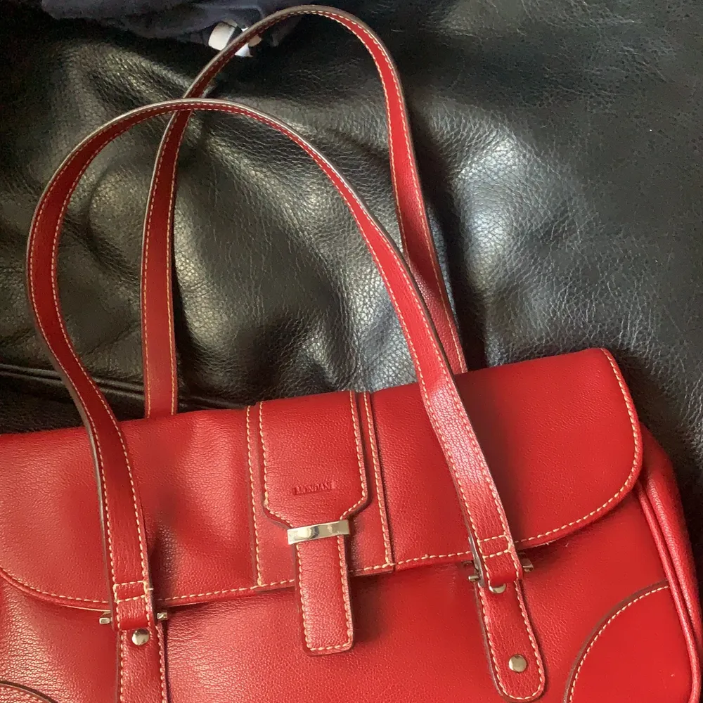 Världens finaste väska i en röd färg. Den är i bra skick förutom att den har lite missfärgningar på insidan (bild 3) men inget som märks! Frakt ingår ej ❤️. Väskor.