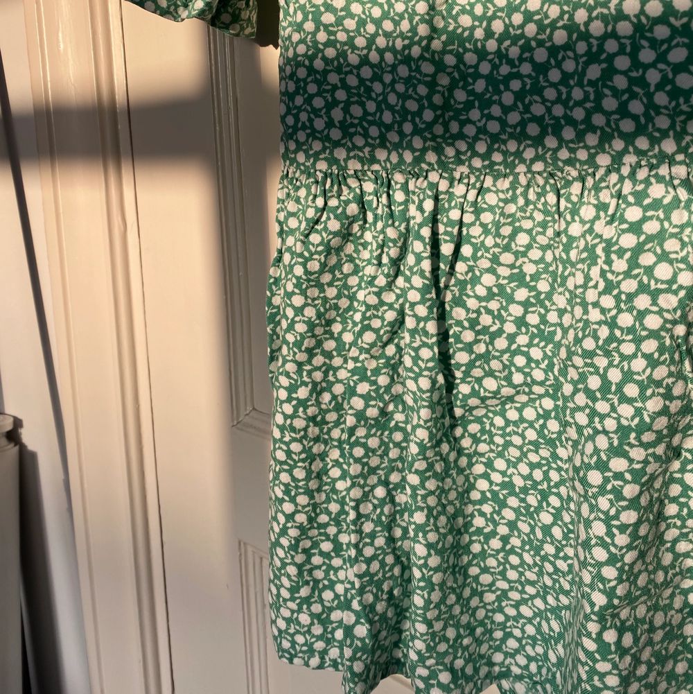 grön blommig klänning | Plick Second Hand