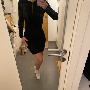 Stickad klänning, svart - Stickad klänning med dragkedja i halsen, jag är 160 och den slutar på låren. Använd men i bra skick 