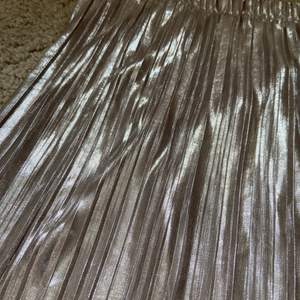 En lång plisserad metallic kjol med slits nertill⭐️⭐️⭐️