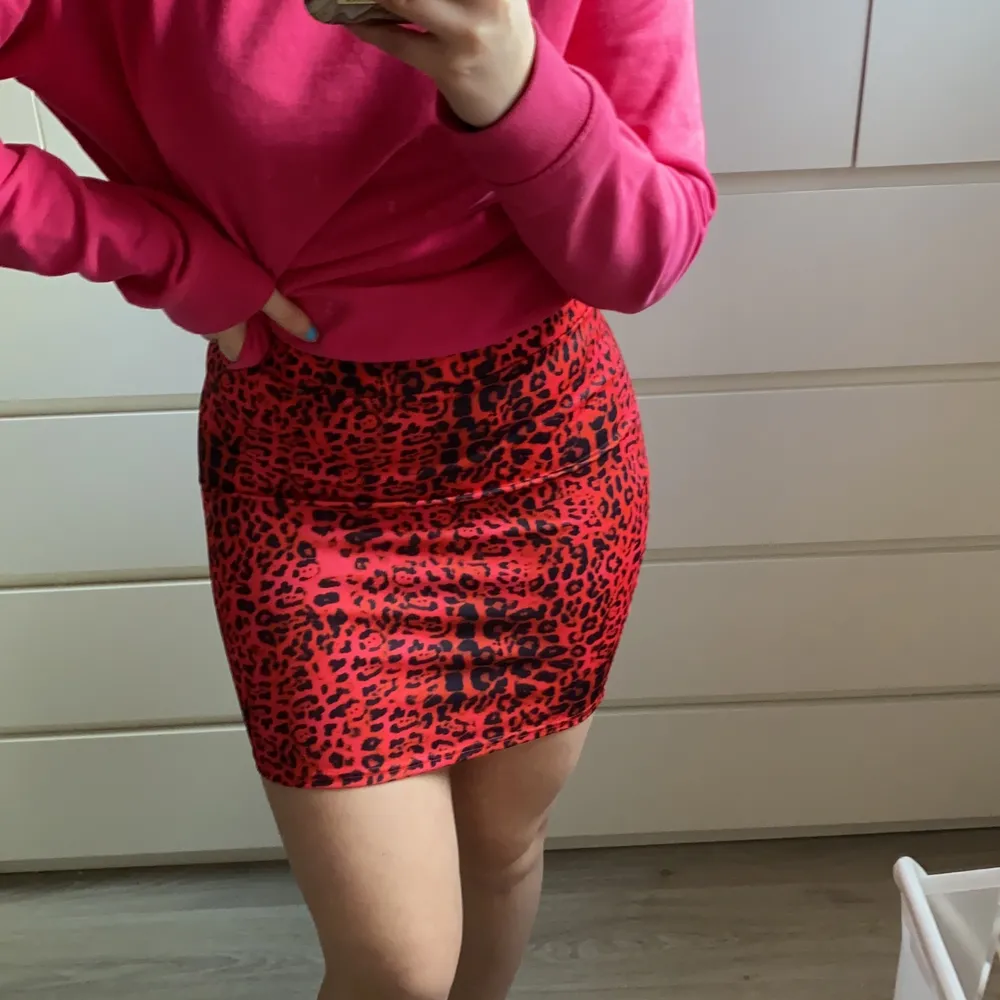 Säljer min röda leopardkjol (som för övrigt inte rekommenderas att matcha med rosa hoodie...) iallafall den är köpt på Nelly och är storlek S. Kjolar.