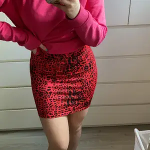 Säljer min röda leopardkjol (som för övrigt inte rekommenderas att matcha med rosa hoodie...) iallafall den är köpt på Nelly och är storlek S