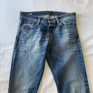 Mörkblå jeans från jack&jones. Det är storlek 30”32, och de är slim fit. Jag är 175cm lång. Den är bra i längden men är för tighta. Jeansen är knappt använd och så de är i bra skick. Jag bor i Norrköping och kan mötas upp, annars står köparen för frakten. Pris kan diskuteras!