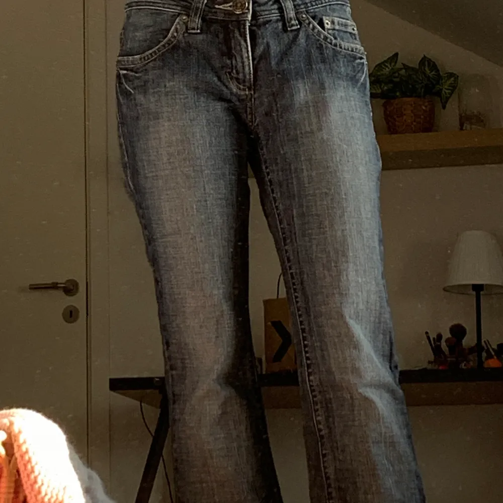 Låg midjade jeans, köpta secondhand💗 säljer pga att de inte passar. De är uppspretade på botten🥰. Jeans & Byxor.