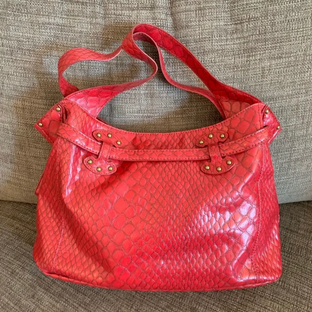 Jessica Simpson röd (lite mörkare röd än i bilden) väska Fint skick. Måttet är ca 43x28x12. Endast avhämtning i Norra Djurgårdsstaden eller post vid fraktbetalning. Väskor.