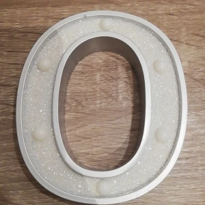 Lampa  - Ett O formad lampa med glitter. Fick den i födelsedagspresent har använt det några gånger men vill inte ha den längre ohh hoppas den kan komma till användning någon annan stans😊OBS! batteriet är slut s man får byta själv 