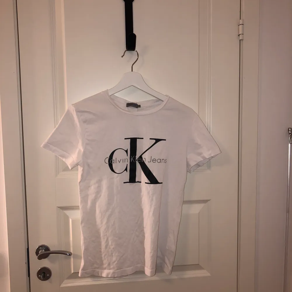 Äkta Calvin Klein t-shirt. Köpt för 500kr men säljer för 150kr eller bud! ✨🤍 Storlek S men skulle säga de passar mellan XS-M beroende på hur man vill att den ska sitta!. T-shirts.