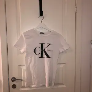 Äkta Calvin Klein t-shirt. Köpt för 500kr men säljer för 150kr eller bud! ✨🤍 Storlek S men skulle säga de passar mellan XS-M beroende på hur man vill att den ska sitta!