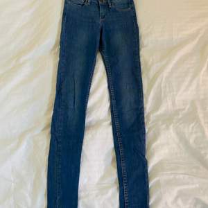 Levis jeans, använda fåtal gånger, dem heter 710 super skinny. Köparen står för frakt