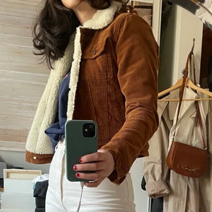 Fodrad manchesterjacka - Superfin brun jacka i ribbat material som är fodrad med fakeull. Älskar den men den har blivit för liten för mig. Croppad i passformen. Jackan har några år på nacken men är extremt sparsamt använd och därför så gott som ny. Den är i storlek UK 8 vilket enligt google motsvarar 36 men skulle säga 34 eller tillochmed 32. 