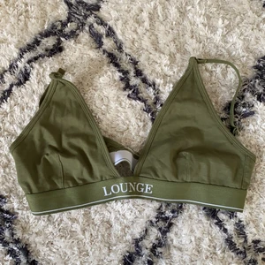 Lounge underwear bh - grön - Säljer min fina bh från Loungeunderwear pga av att den är för liten för mig. Enbart testad och är i storlek S+! 😇 Skulle säga den passar på dom som vanligtvis brukar ha XS - M. Köparen står för frakt! 🥰 nypris i set 399, säljer för 150😇