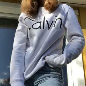En vit Calvin Klein sweatshirt jag ärvt av min bror. Den är i storlek S i herrstorlekar så den sitter lite oversized. Den är i fint skick. Kan mötas upp i Huddinge annars står köparen för frakten💗